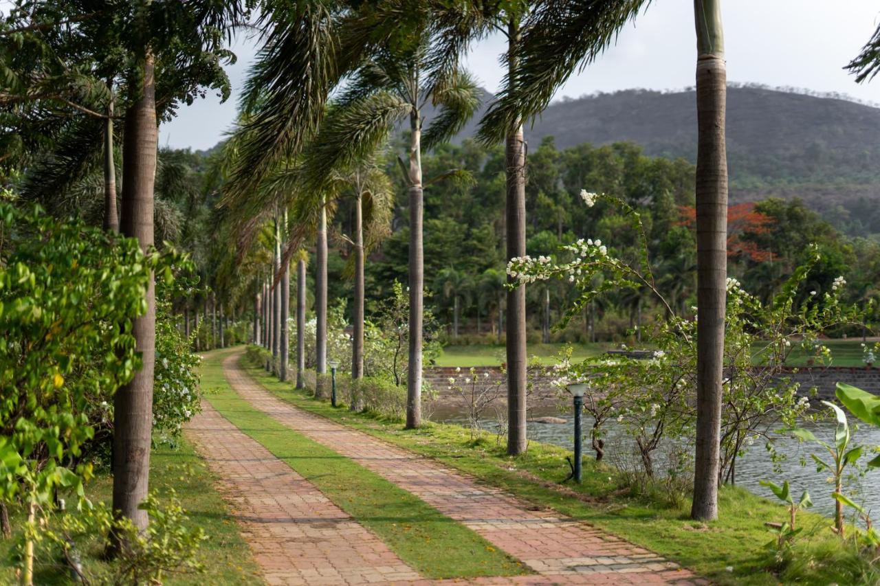Отель Oleander Farms, Карджат Экстерьер фото